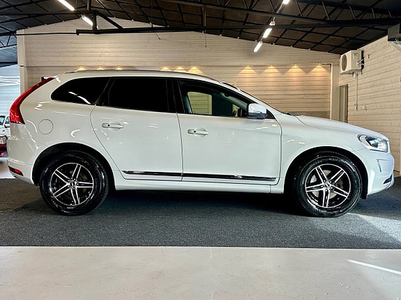 Volvo XC60 2 of 17