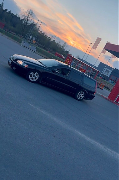 Volvo V70 2 of 9