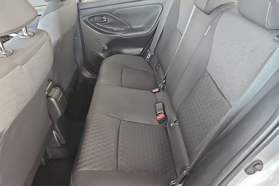 Toyota Yaris 7 of 16