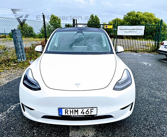 Tesla Model Y 3 of 23