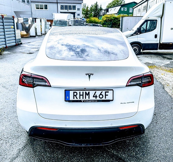 Tesla Model Y 5 of 23