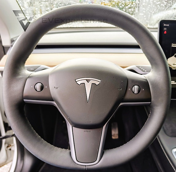 Tesla Model Y 16 of 23