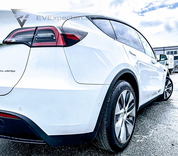 Tesla Model Y 7 of 23