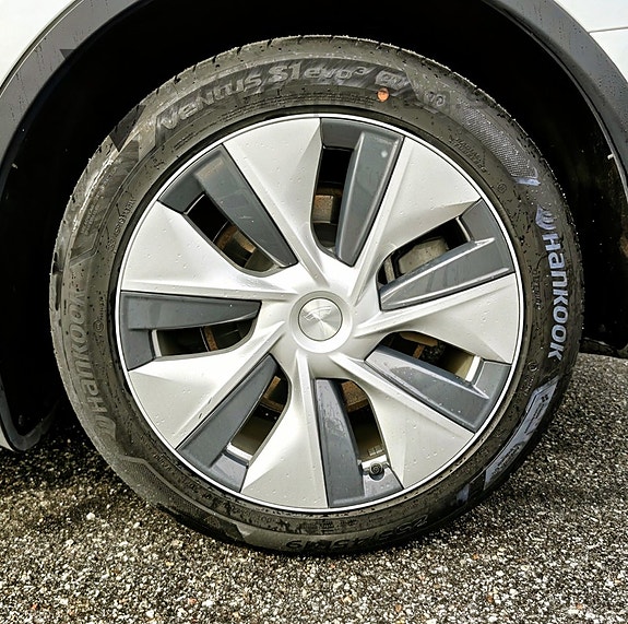 Tesla Model Y 9 of 23