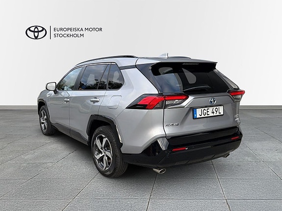 Toyota RAV4 2 of 13