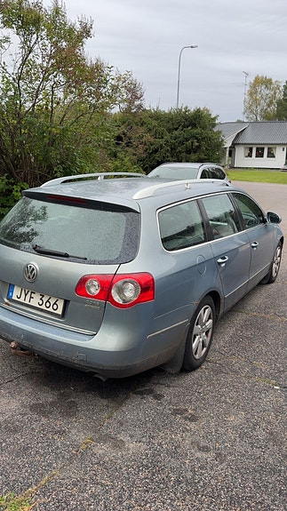 Volkswagen Passat 2 of 3