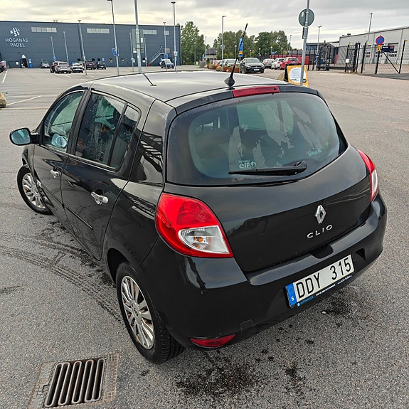 Renault Clio 2 of 8
