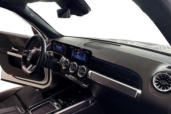 Mercedes-Benz GLB200 9 of 27
