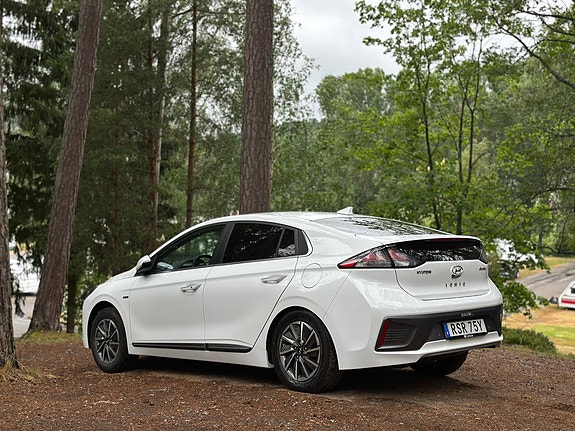 Hyundai IONIQ 3 of 4