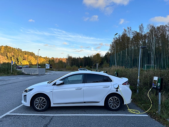 Hyundai IONIQ 2 of 4