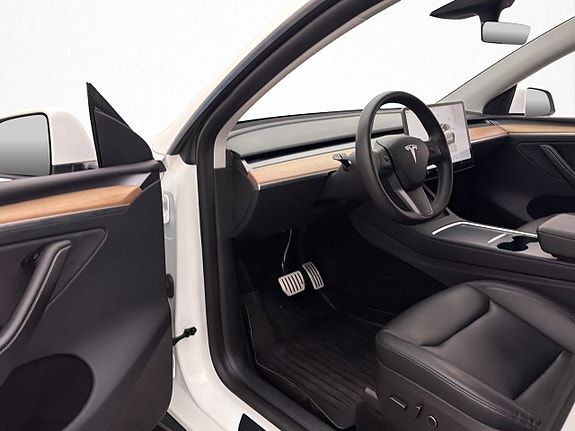Tesla Model Y 10 of 30