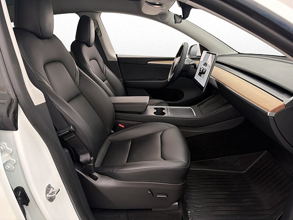 Tesla Model Y 27 of 30