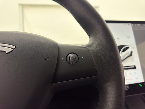 Tesla Model Y 16 of 30