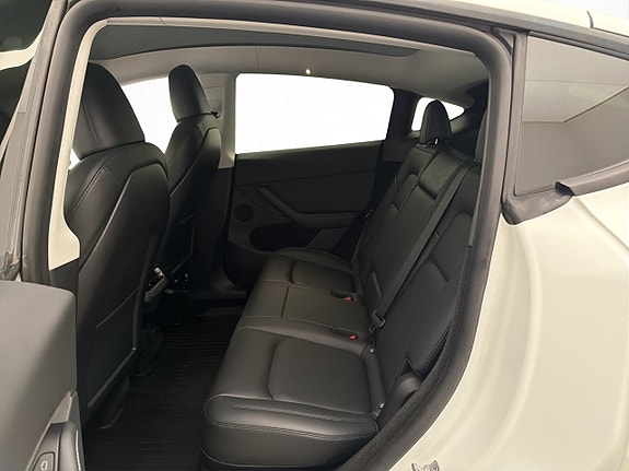 Tesla Model Y 26 of 30