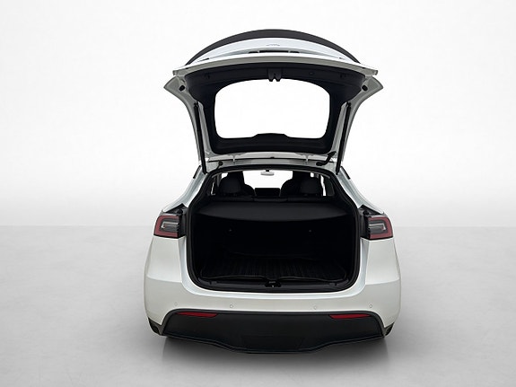 Tesla Model Y 25 of 30