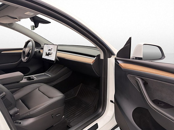 Tesla Model Y 28 of 30