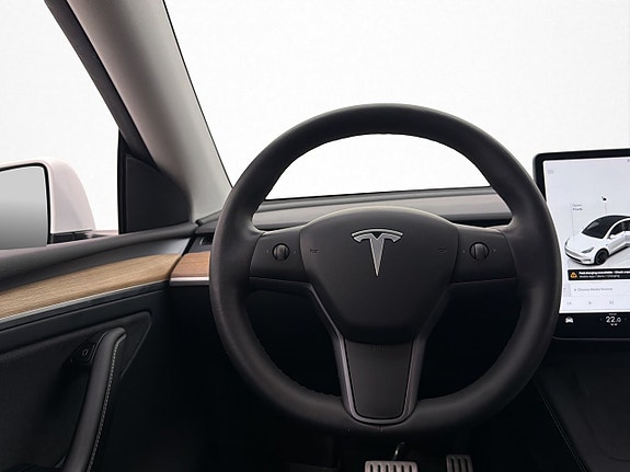 Tesla Model Y 14 of 30