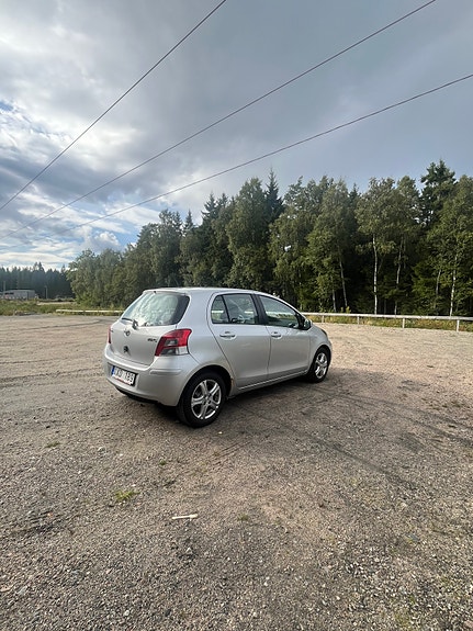 Toyota Yaris 2 of 7