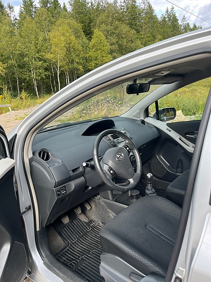 Toyota Yaris 4 of 7