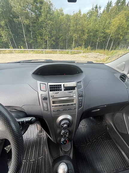 Toyota Yaris 5 of 7