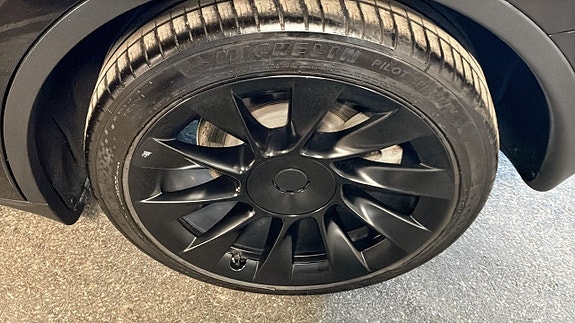 Tesla Model Y 6 of 11