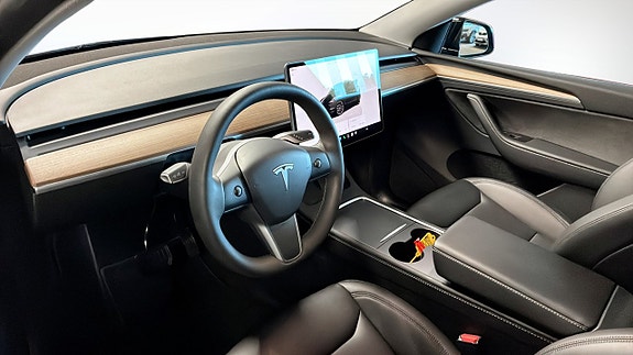Tesla Model Y 4 of 11