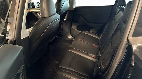 Tesla Model Y 5 of 11