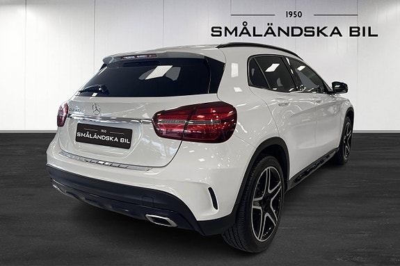 Mercedes-Benz GLA180 4 of 11