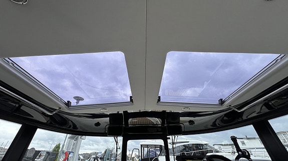 XO 270 Cabin 2016 Volvo Penta D6-370 2016 430 tim! 16 of 21