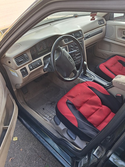 Volvo V70 3 of 9