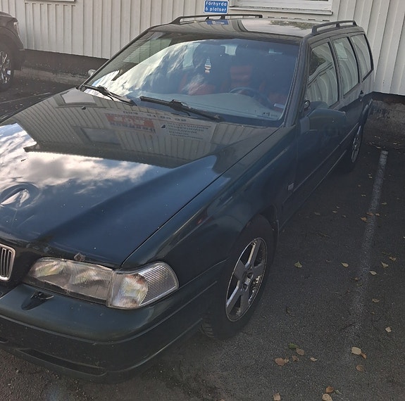 Volvo V70 2 of 9