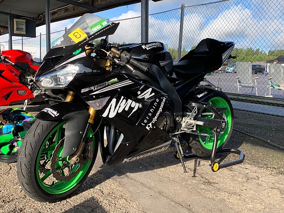 Kawasaki Ninja ZX-10R 2 of 2