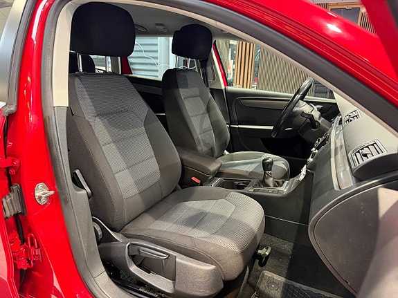 Volkswagen Passat 19 of 24
