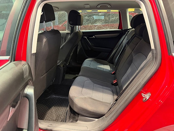 Volkswagen Passat 16 of 24
