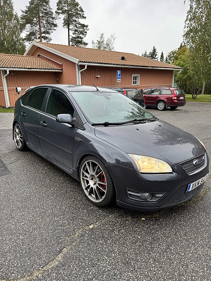 Ford Focus 2 of 6