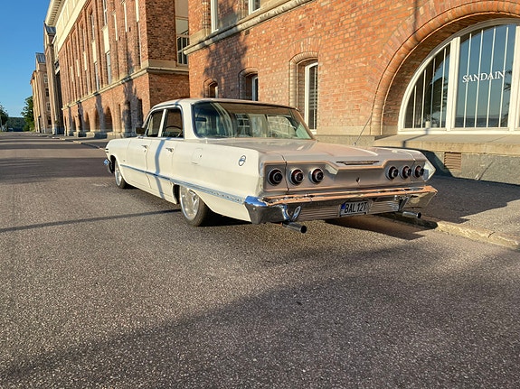 Chevrolet Impala 2 of 4