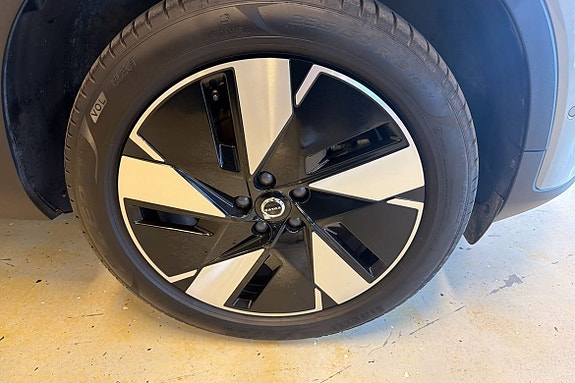 Volvo EX40 13 of 28