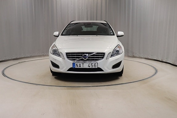 Volvo V60 2 of 10
