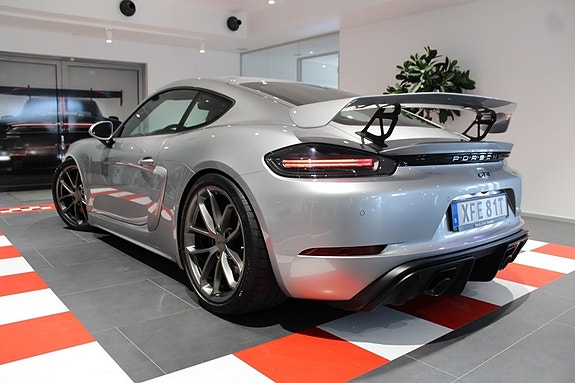 Porsche 718 Cayman GT4 2 of 19