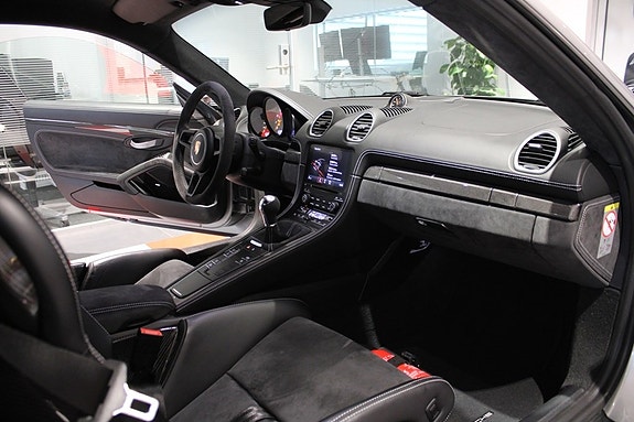 Porsche 718 Cayman GT4 19 of 19
