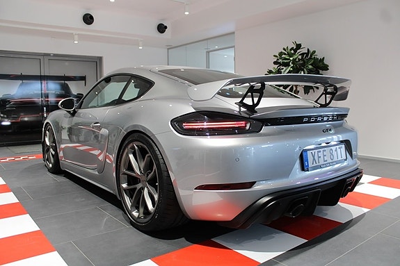 Porsche 718 Cayman GT4 6 of 19