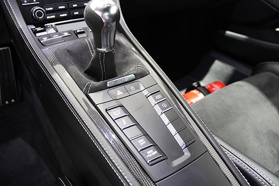 Porsche 718 Cayman GT4 16 of 19