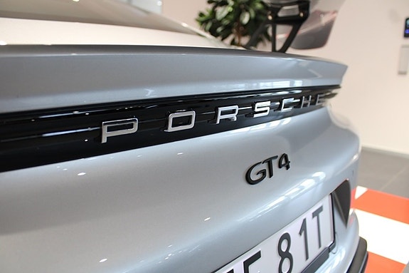 Porsche 718 Cayman GT4 9 of 19