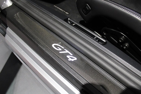 Porsche 718 Cayman GT4 14 of 19