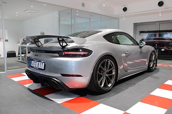 Porsche 718 Cayman GT4 8 of 19