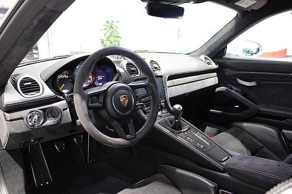 Porsche 718 Cayman GT4 12 of 19