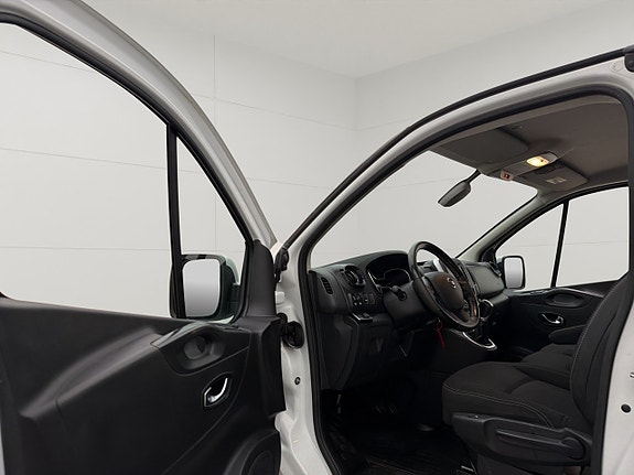 Nissan NV300 14 of 30