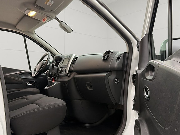 Nissan NV300 30 of 30
