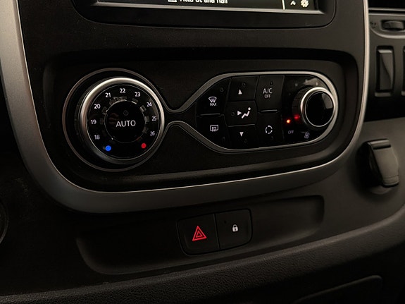 Nissan NV300 26 of 30
