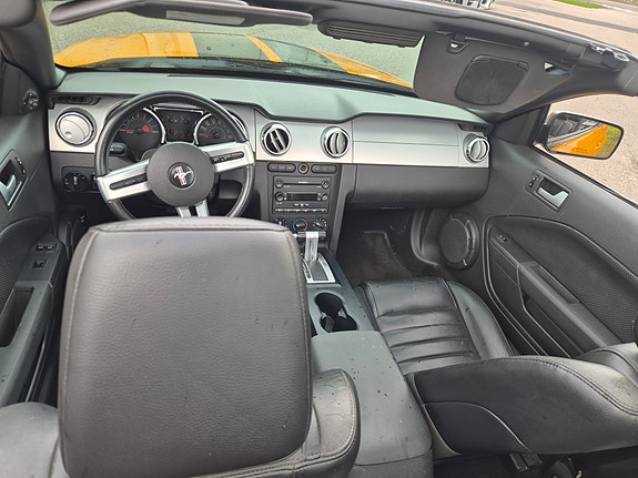 Ford Mustang 5 of 6